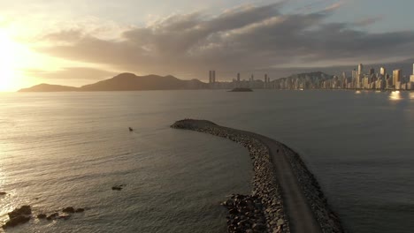 Embarcadero-Da-Barra-Norte,-Rompeolas-Durante-El-Amanecer-En-Balneario-Camboriu,-Santa-Catarina,-Brasil