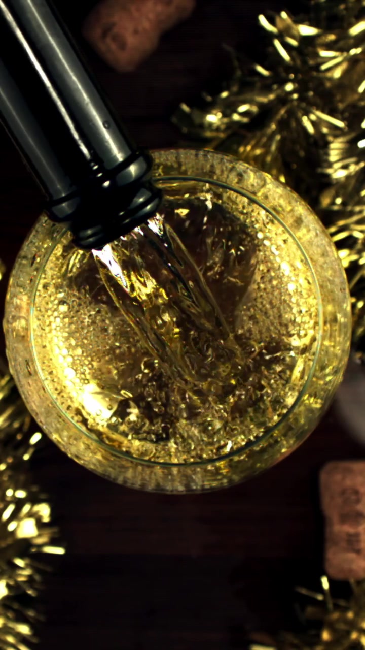 Champagne dorato che si versa in un bicchiere per un'occasione di festa