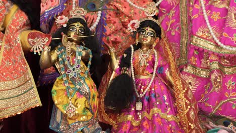 el ídolo de la deidad hindú señor krishna ha sido reemplazado dentro del templo