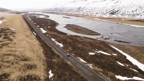 Conducción-De-Automóviles-Grises-En-Islandia-Junto-A-Un-Río