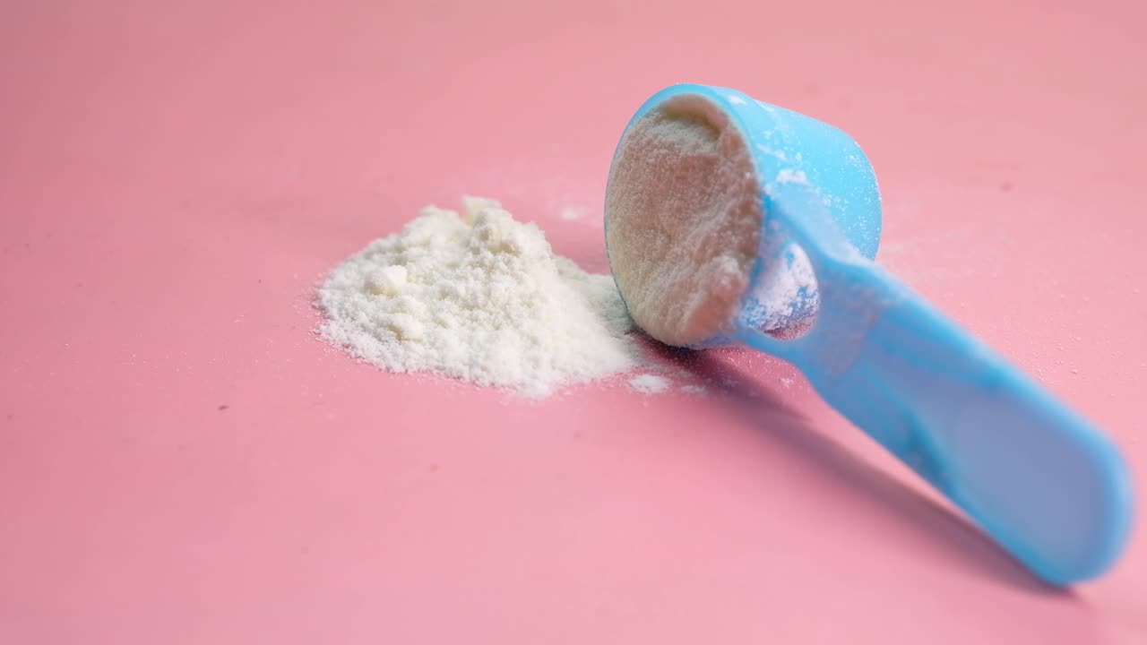 fórmula para bebés en cuchara de medida