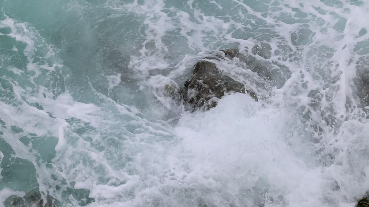 파도가 해안의 바위와 상호 작용합니다.