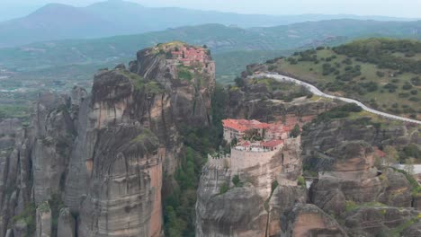 Paralaje-Aéreo-De-Los-Grandes-Monasterios-De-Meteora-En-La-Antigua-Ciudad-Santa-De-Grecia