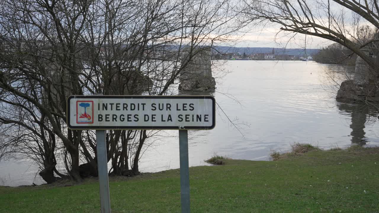 Bord met 'interdit sur les berges de la seine' in Vernon, Frankrijk; een visverbodsbord.