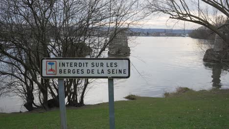 Sign-depicting-interdit-sur-les-berges-de-la-seine-in-vernon-france,-no-fishing-sign