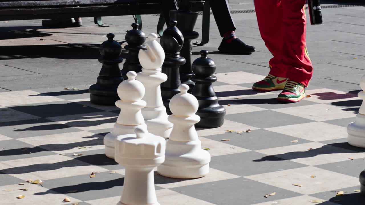 공공장소에서 거대한 체스를 하는 사람들