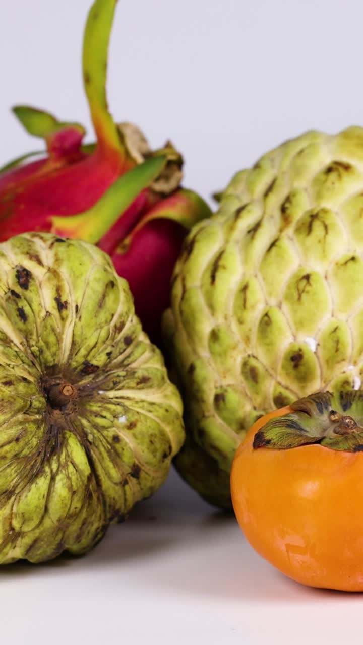 Frutta assortita disposta in una vivace esposizione