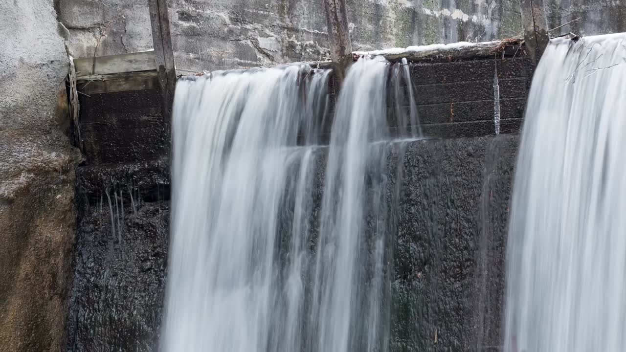 el lapso de tiempo de la cascada que cae por el borde de la esclusa de la presa de alton mill