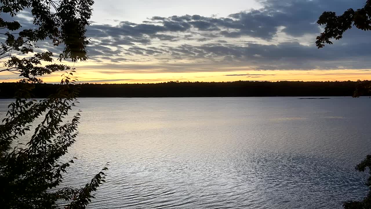 Hyperlapse del fiume con nuvole che passano e un bellissimo tramonto.