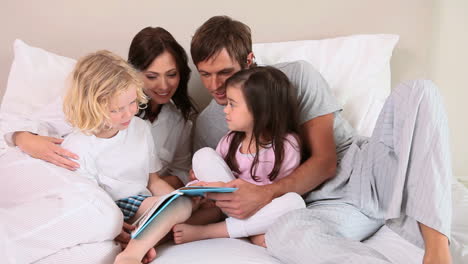 Familia-Leyendo-Un-Libro