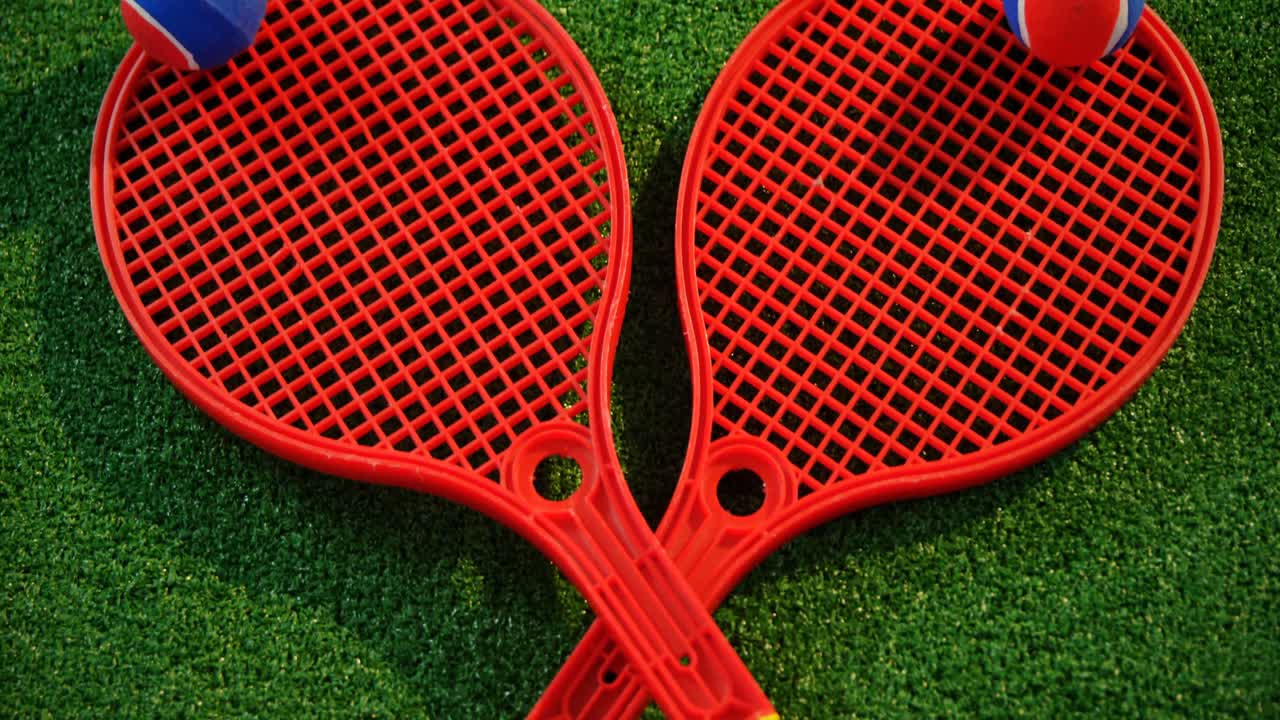 코트에서 테니스 공과 라켓 4k