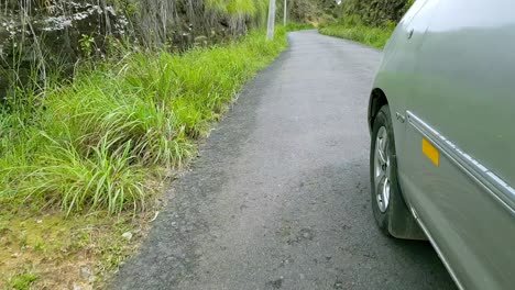 siga la toma del auto corriendo alrededor de la curva del pasador en las montañas en vagamon, kerala, india