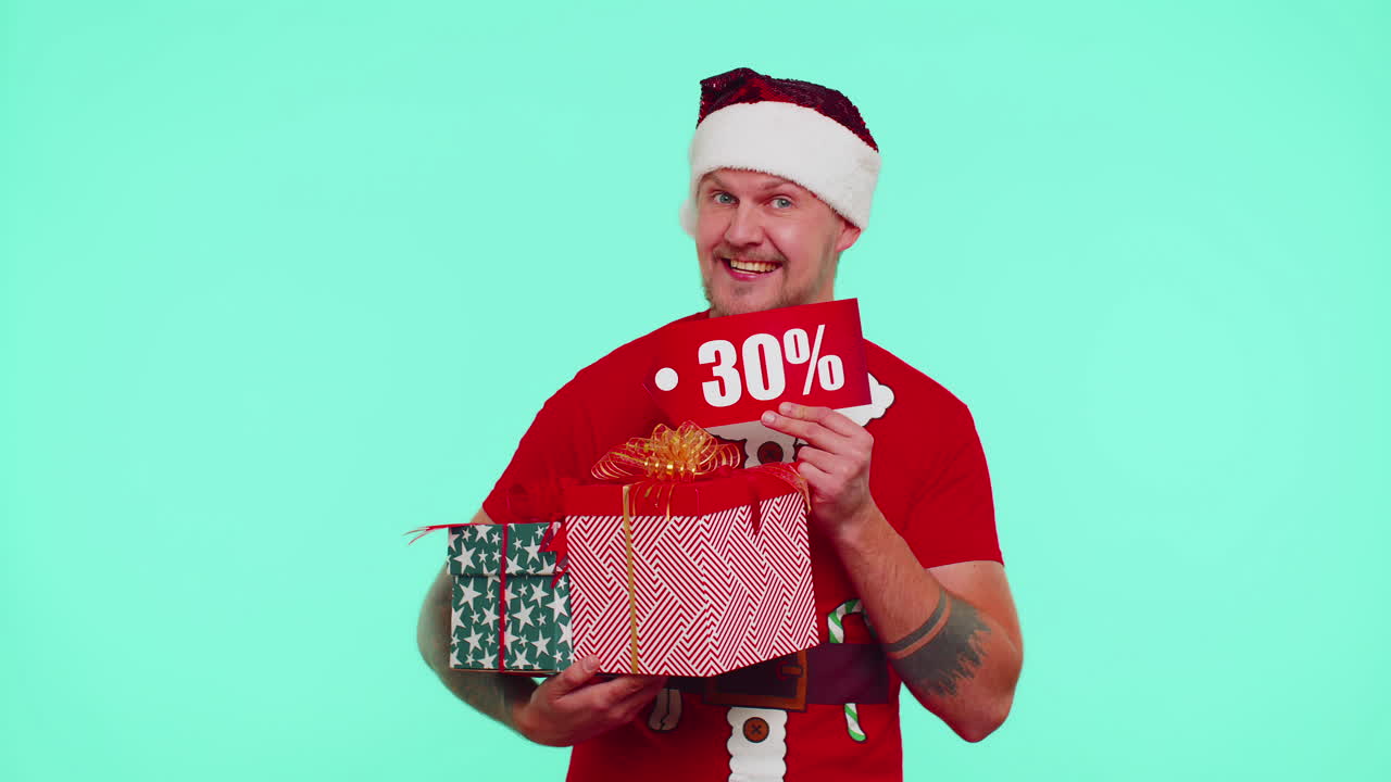 크리스마스 티셔츠를 입은 남자가 선물 상자와 30% 할인 문장을 보여주는 배너 텍스트 메모