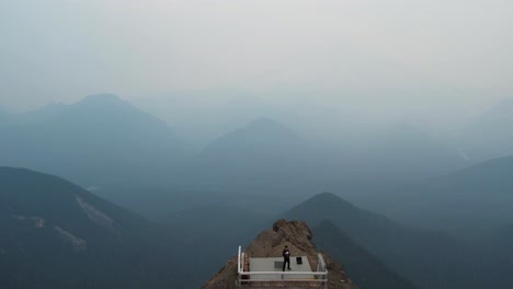 Hombre-Solitario-En-La-Cima-De-Una-Montaña-En-Washington