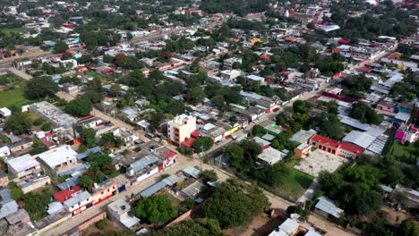 vista aerea de los suburbios de la ciudad de oaxaca en mexico, filmada por un drone con desplazamiento horizontal
