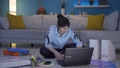 una mujer que trabaja en una oficina en casa tiene problemas para concentrarse.