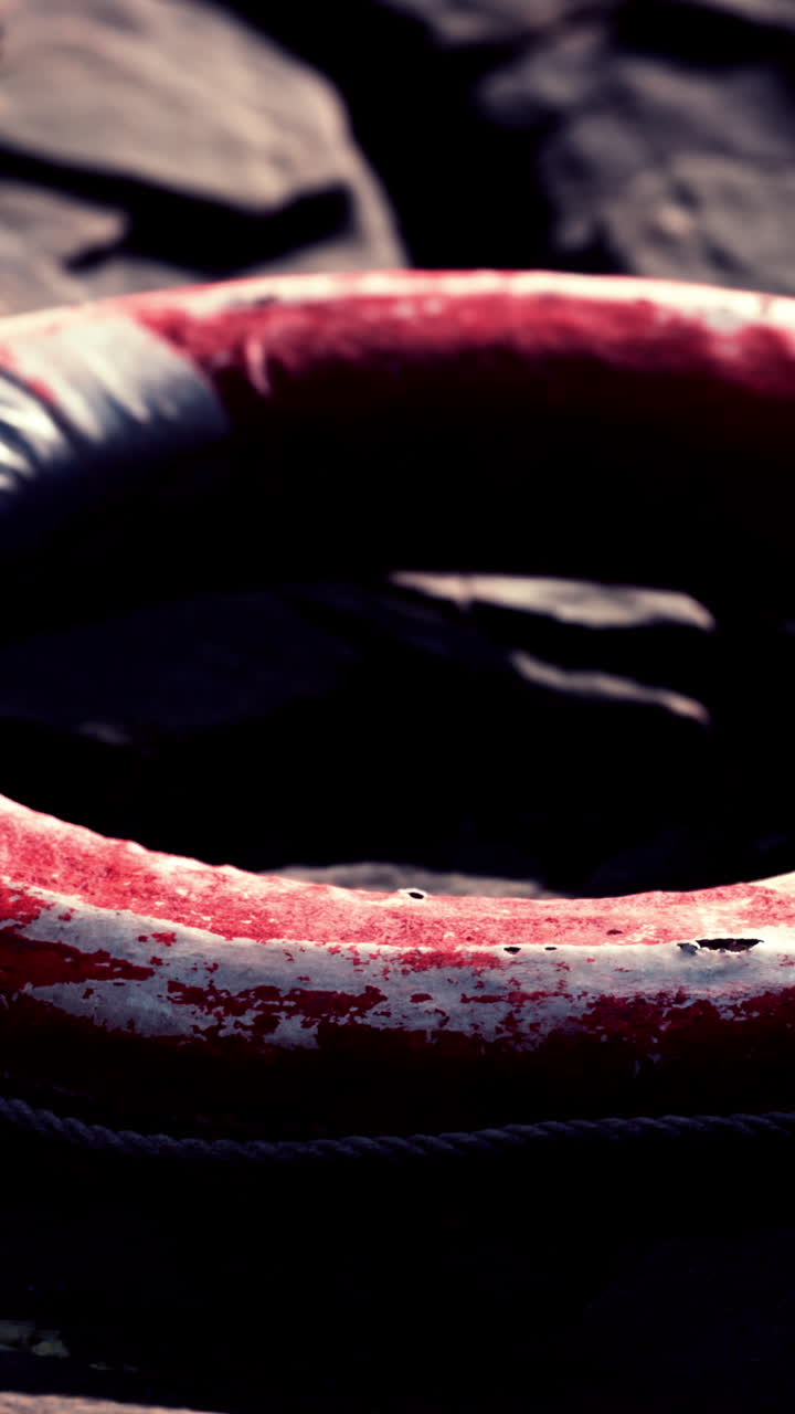 viejo salvavidas oxidado en las rocas