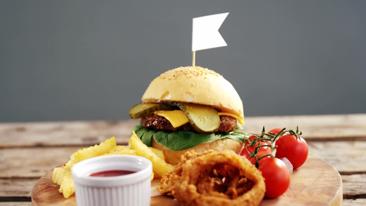 bocadillos, tomates alegres y ketchup en tablero de madera