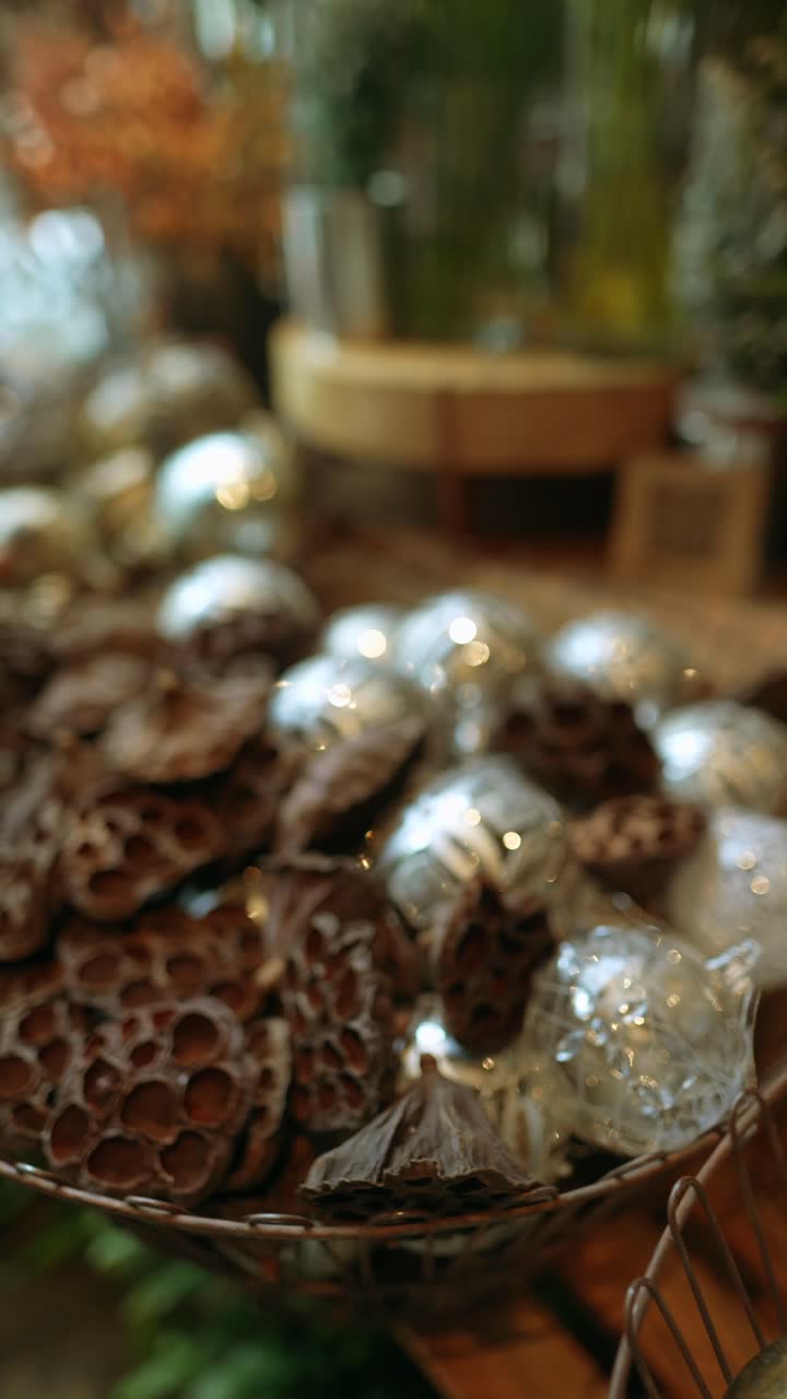 vainas de loto secas y adornos en una canasta