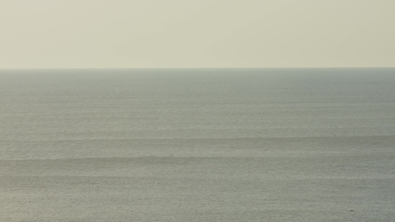 여름에 포르투갈 해안을 따라 구르는 파도