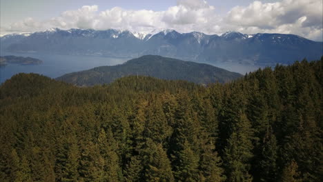 Luftaufnahme-Des-Waldes-Und-Der-Berge-Von-Bowen-Island,-Variation