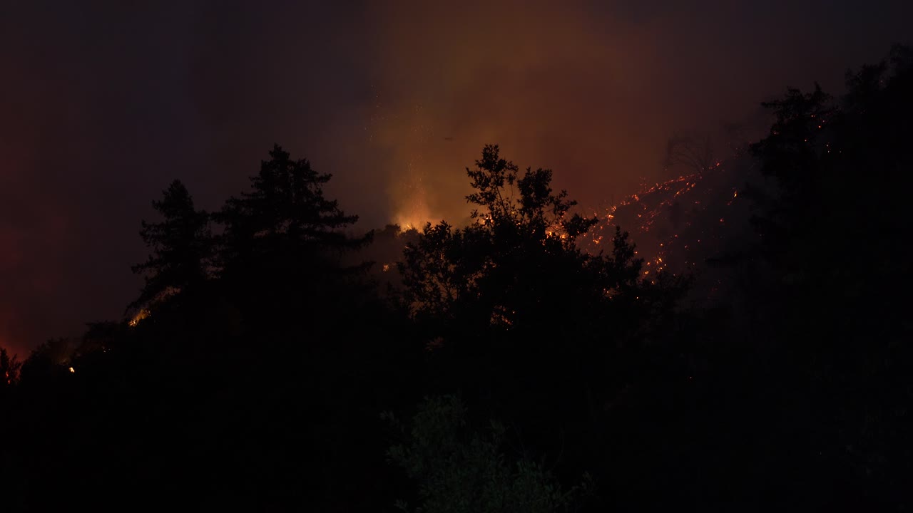 불이 큰 산비탈을 태운다