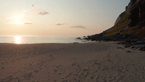 Toma-De-Drones-De-La-Remota-Playa-De-Arena-Horseid-Rodeada-De-Acantilados-Escarpados-En-Noruega-Lofoten