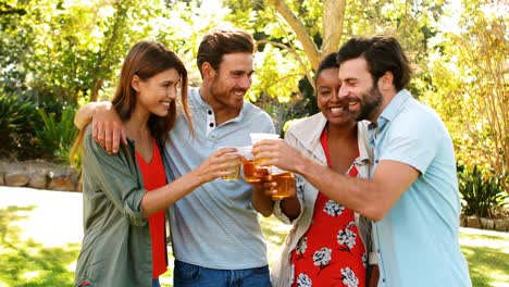 parejas brindando un vaso de cerveza