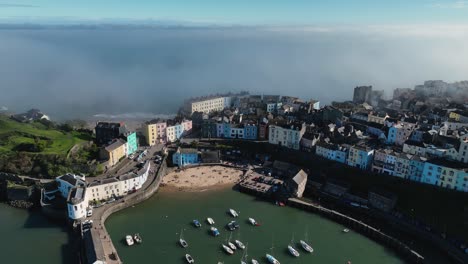 Luftaufnahme-Des-Hafens-Von-Tenby-In-Wales-Mit-Nebel-In-Der-Ferne