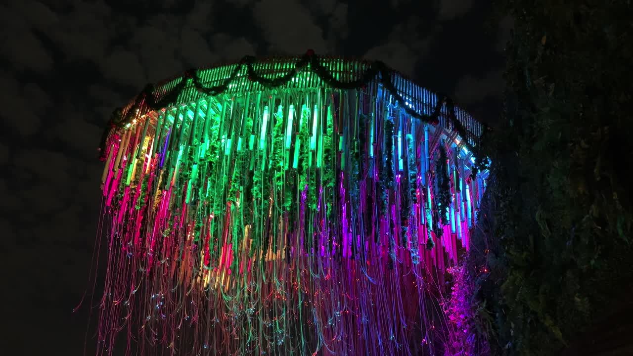 티추카 옥상 바 (tichuca rooftop bar) 는 방 태국에 있는 t1 빌딩의 장식품이다.