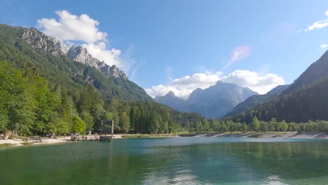 lago alpino con agua corriente en eslovenia