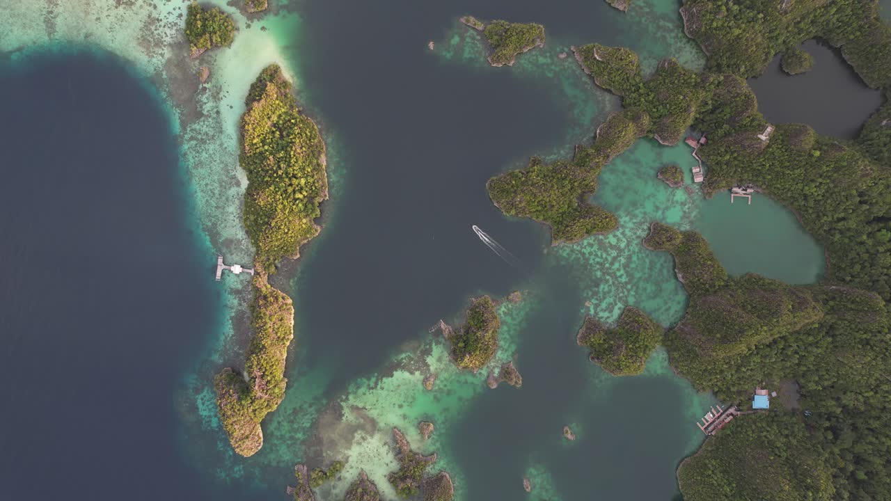 impresionante vista sobre las islas tropicales piaynemo en raja ampat indonesia