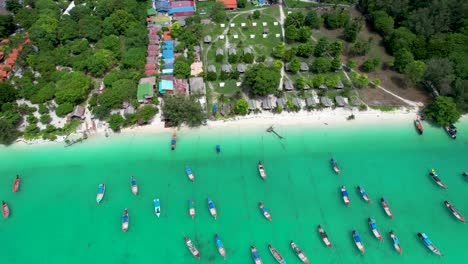 barcos de cola larga anclados en la isla de koh lipe tailandia- retiro aéreo para revelar la isla