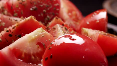 tomates cortados con hierbas secas