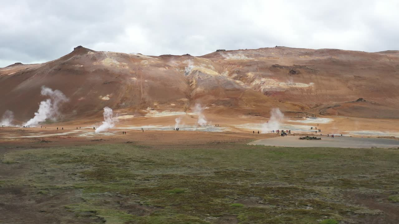 campo geotérmico landmannalaugar en islandia con video de drones moviéndose lateralmente