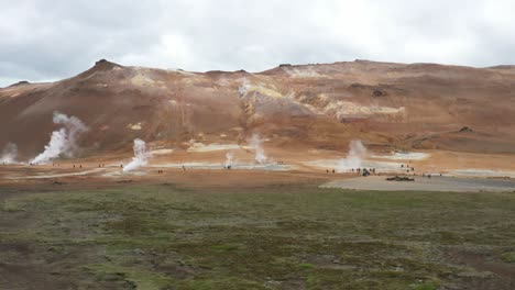 campo geotérmico landmannalaugar en islandia con video de drones moviéndose lateralmente