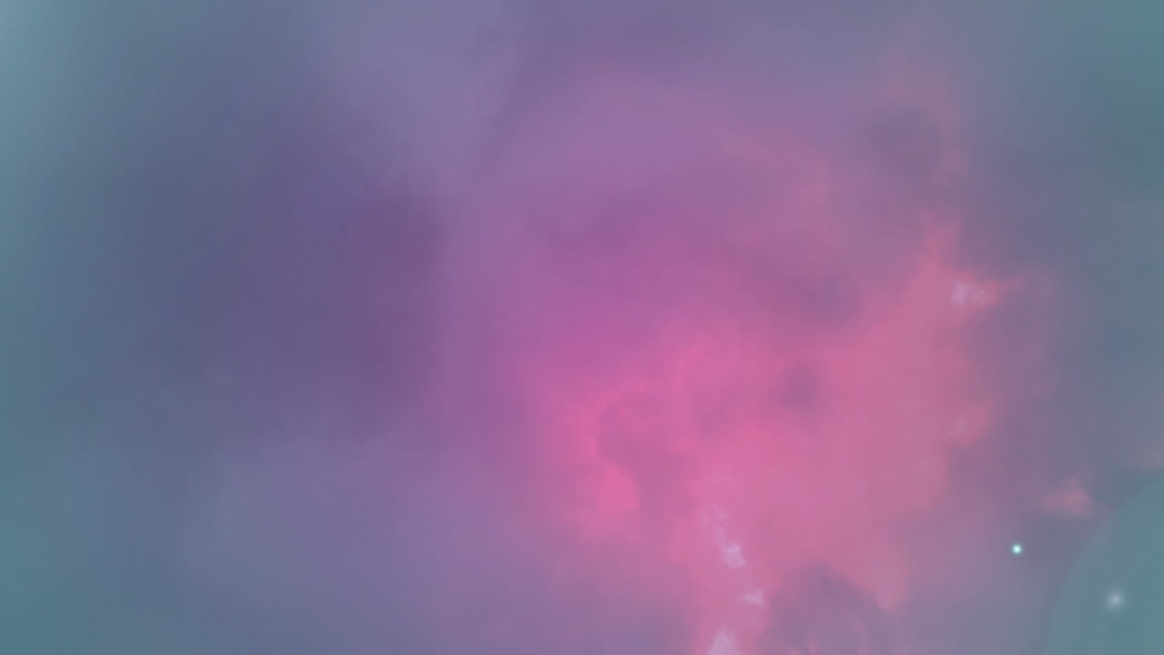 animación de nubes de humo y relámpagos sobre nubes tormentosas