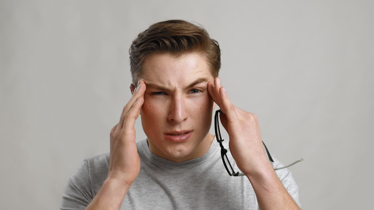 hombre con fatiga ocular o problemas de visión