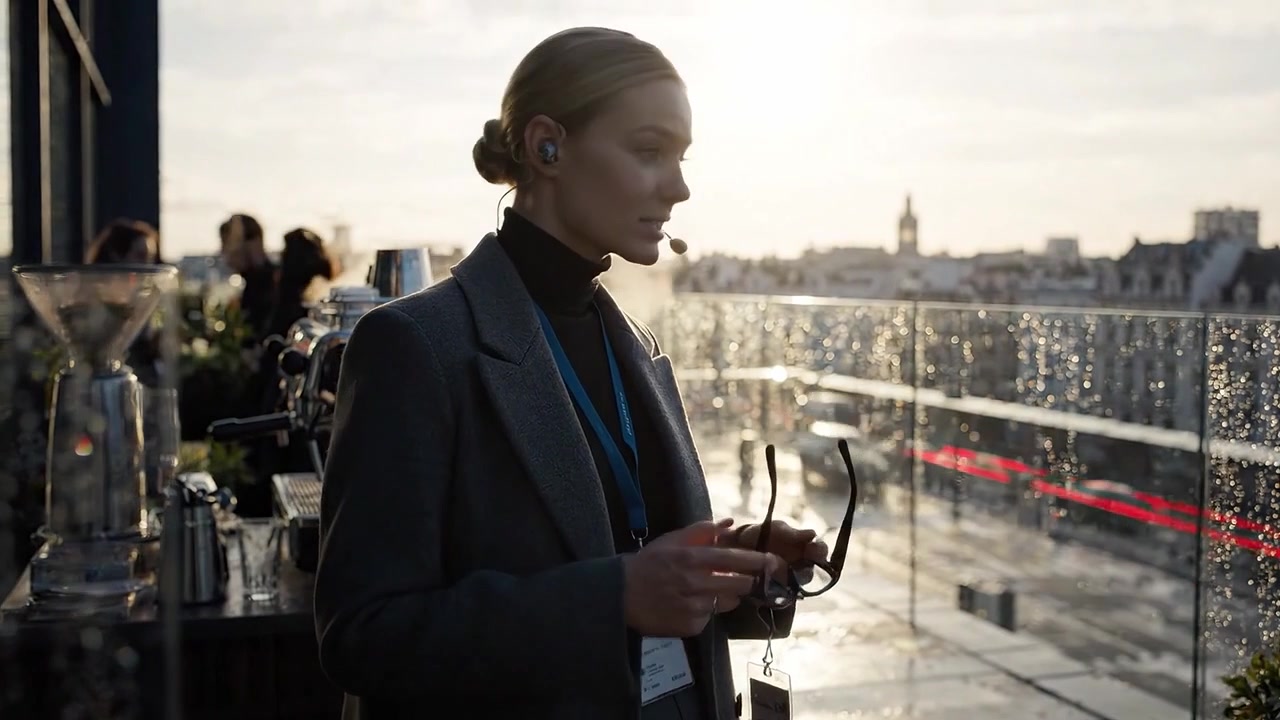 En pittoresk takterrasse-scene som viser en sofistikert sammenkomst med byutsikt, med elegante personer og kaffeutstyr i en regnfull atmosfære.