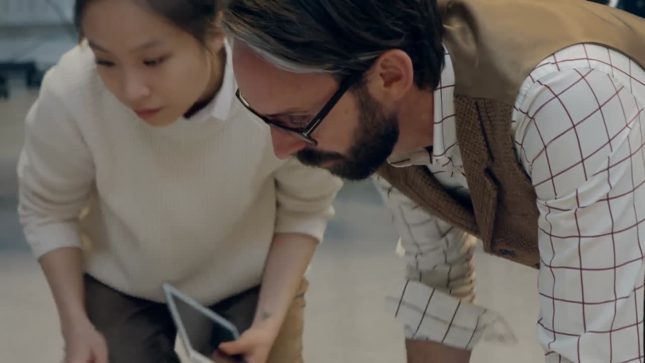 colegas interactuando entre sí 4k