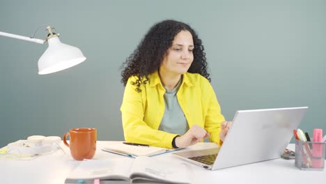 Zufrieden-Mit-Dem,-Was-Sie-Auf-Dem-Laptop-Sieht,-Nickt-Die-Junge-Frau.