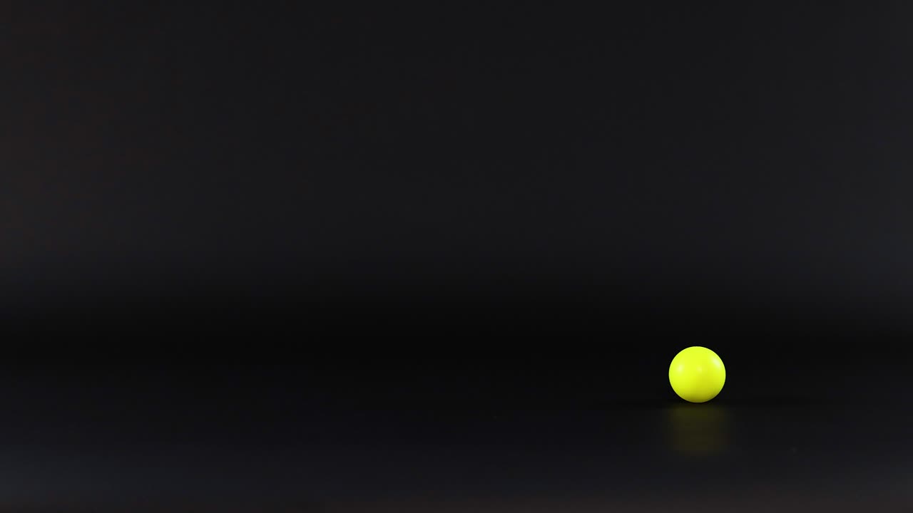 핑 공 이 표면 을 가로질러 굴러간다