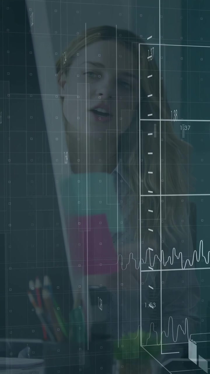 Donna esperta di tecnologia che si china in avanti, narra e analizza dati mentre appaiono overlay HUD sullo schermo.