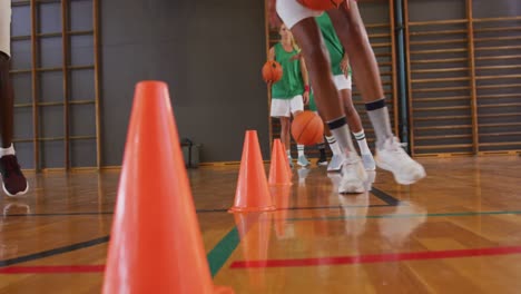 Mittelteil-Einer-Vielfältigen-Weiblichen-Basketballmannschaft-Und-Trainer-üben-Das-Dribbeln-Des-Balls