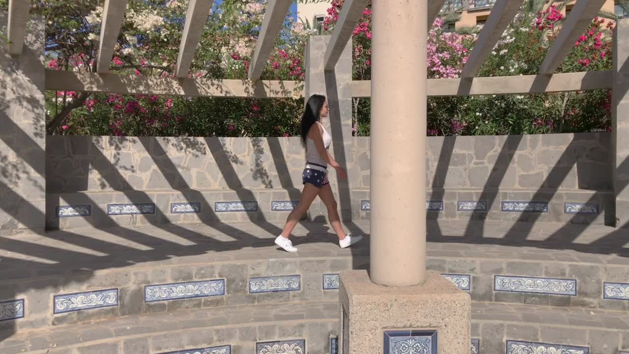 женщина исследует маспаломас, гран канария-2