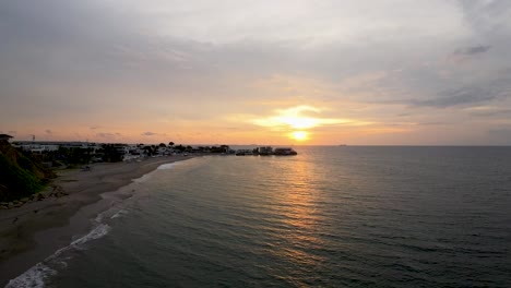 Atardecer-Sobre-El-Paisaje-Marino-De-La-Playa-De-Punta-Centinela-En-Ecuador