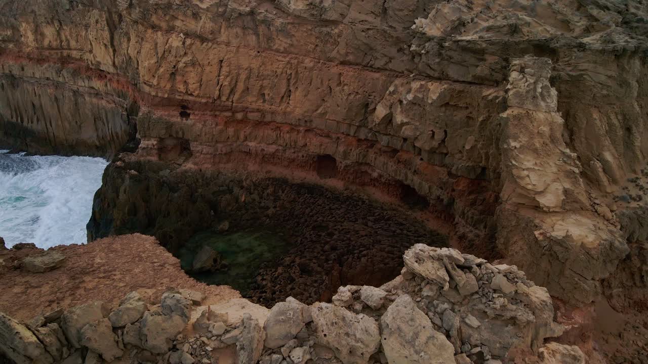 tomada de drone de los acantilados costeros cerca de elliston, península de eyre, australia del sur