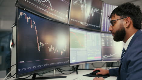 comerciante de acciones analizando datos financieros