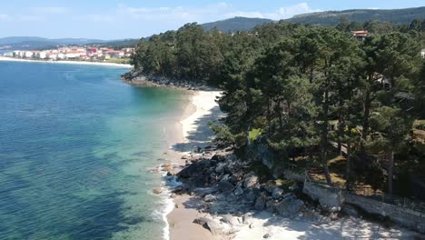 Drohnenaufnahmen-Von-Einem-Spanischen-Strand-An-Einem-Sonnigen-Tag