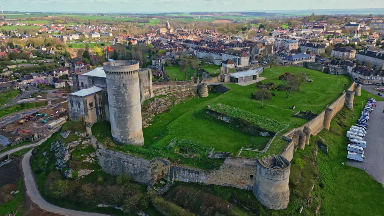Storico Castello di Falaise, castello di Guglielmo il Conquistatore, torre con bandiera della Normandia, paesaggio urbano, Francia. Ripresa aerea in avanti